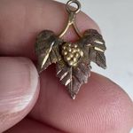 South Dakota 10k Black Hills Gold 4 Grape Leaf Pendant 1/2” .3g Photo 1