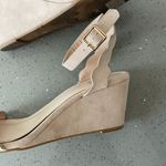 Journee Collection Womens LOUCIA Beige Wedge Heeled Sandals 7.5 Photo 10