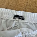 Boohoo  - Butterfly Los Angeles Graphic Sweatpants Joggers in White Photo 2