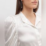 Frame Gillian Silk Top in Glossy Off White Photo 6