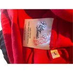 Reds Threads Red B Photo 3