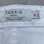 Torrid  Cutout Embroidery Skinny Short - Vintage Stretch White Photo 6