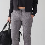 Lululemon  On The Fly Pant
Sea Spray Alpine White Dark Chrome Size 8 Jogger Photo 0