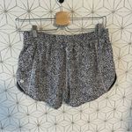 Lululemon  Hotty Hot Short II *2.5"
Ditsy Daisy White Black Photo 6