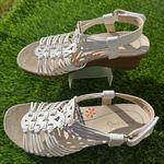 Baretraps  Taren women's wedge sandal in white  Size 7.5 Photo 1