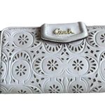 Coach white leather with cricut design snap closure wallet Photo 15