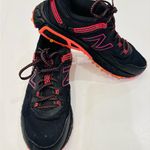 New Balance 410 V6 Trail Running Women's Sneakers in Black and Neon Pink size 10 Photo 3