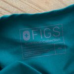 FIGS Women's Green V-Neck Short Sleeve Top Photo 6