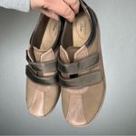 Clarks Clark’s | Tan Sneaker Shoe Woman’s Brown and Black Casual Shoes Photo 1