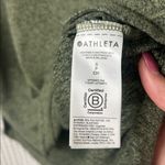 Athleta Uptempo Tee Short Sleeve Green Small T-Shirt Athletic Workout Top Photo 4