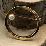 Source Unknown Vintage Gold-tone Circular Brooch with a Single Faux Pearl Accent Photo 0