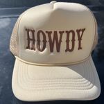 Embroidered howdy trucker hat Photo 0