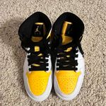 Air Jordan 1 Mid Photo 0