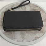 Source Unknown Black Pebbled Faux Leather Double Zip Wristlet Wallet Gold Medallion Logo Photo 2