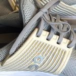 on cloud Size 8.5 Gray/Cream Helion Cloud Tec Speedboard Running Shoes Photo 8