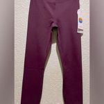 Vuori NWT  Chilled Out Performance Legging in a Cerise Color Size S Photo 3