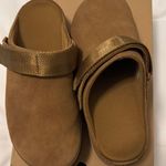 UGG  Goldenstar Clogs Chestnut Photo 0