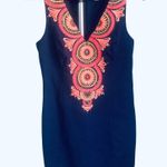 Lilly Pulitzer  Size 0 Gabby Shift Cotton Dress True Navy Dress Pink Embroidery  Gabby is the #Resort365 party dress you'll want to wear all season long. This solid dress is designed from the fit you love with the Janice dress with an updated feel. Basically it's a flattering dress with gorgeous prints and details - love. You've got the hook-up: built-in lingerie snaps make this dress bra-friendly. A girl need options: Enjoy an extra 1-3/4 inches of hem flexibility with this style. Wear as-is or let it out for some extra length. Photo 3