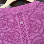 Lululemon  Swiftly Tech Short Sleeve Crew tee Heathered Regal Plum floral Photo 7