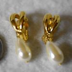 Source Unknown NWOT Wedding Bridal Party Teardrop Faux Pearl Gold Tone 1.5" Clip On Earrings Photo 0