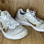 Nike  zoom winflo 5 in white
Women’s size 8
Needs a cleaning Photo 1