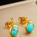 Boutique Two-Piece Turquoise Earring and necklace set Photo 2