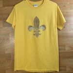 Gildan Small Fleur De Lis Gold Short Sleeve Crewneck T-Shirt Photo 0