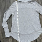 Susina Waffle Knit Long Sleeve Turtle Neck Top Light Gray Raw Hem Size Small Photo 4