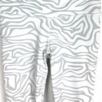 Alo Yoga Airbrush White Gray Zebra Crop Leggings Nylon Spandex Blend Size XXS Photo 7