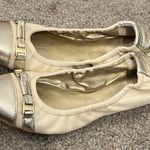Tahari  Women’s Cream Leather Gold Accent Cap Toe Scrunched Veronica Flats 7.5 Photo 3