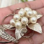 Vintage Unsigned Faux Pearl 3D Flower Brooch Photo 5