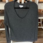 Grey long sleeved v Photo 0