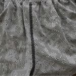 Lululemon  Hotty Hot Geometric Shorts size 6 Photo 4