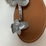 Bamboo Silver flower flat toe sandals with rhinestone trim Size 7 Photo 10