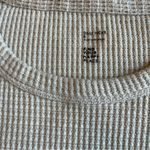 Gilly Hicks  Long Sleeve Top Waffle Knit Crew Neck Small Neutral T-shirt EUC Photo 6