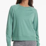 Vuori  Women’s Long-Sleeve Halo Crew – Medium – Celadon Heather Photo 0