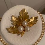 None Gold Leaves Textured Gold Tone Faux Pearl Ladies Pin Brooch Costume Jewelry Photo 3