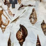 H&M men’s seashell pattern button down short sleeve shirt Photo 3