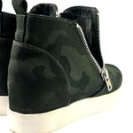 Steve Madden  Camo Platform Sneakers Green Womens 7 Wedgie Side Zippers Shoe Photo 5