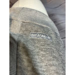 Upper Level Light Gray V Photo 4