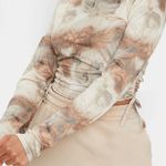 Pretty Little Thing BEIGE JERSEY TIE RUCHED SIDE LONG SLEEVE CROP TOP Photo 2