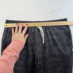 Vuori  Sz L Performance Joggers Pants DreamKnit Camo Dark Gray Soft Stretch Women Photo 6