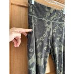 Vuori  Stride 7/8 Pocket Leggings in Oregano Green Camo Women’s size Small​ Photo 2