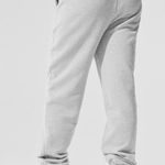 Alo Yoga Accolade Sweat Seat In Athletic Heather Grey Photo 6