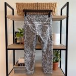 Athleta Mid-Rise Ultimate Stash II Textured 7/8 Printed Capri Tight Legging, M Photo 6