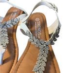 Trendsup Collection Silver and White T-Strap Buckle Flats Sandals with Tan base Women’s Size 5.5 Photo 2
