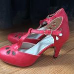 Chase and Chloe  Women's Teardrop Cut Out T-Strap Mid Heel Dress Pumps Photo 0