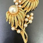 Vintage CORO Goldtone Faux Pearl Daisy Flowers Flower Bouquet Brooch Pin 23.6g. Gold Photo 1