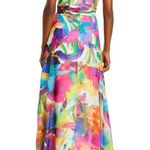 Liv Foster Side Cut Photo 5