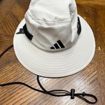 Adidas NWT  unisex UPF50 bucket hat Photo 3